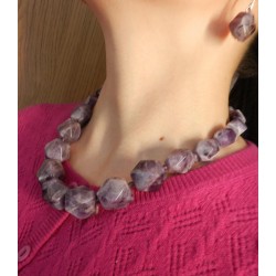 Гоёмсог талст, нил ягаан өнгөтэй, 6 талт  призм  хэлбэрээр засагдсан нил ягаан болор чулуун  зүүлт , ээмэгний хослол . 