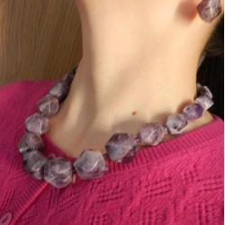 Гоёмсог талст, нил ягаан өнгөтэй, 6 талт  призм  хэлбэрээр засагдсан нил ягаан болор чулуун  зүүлт , ээмэгний хослол . 