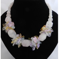 Гоёмсог талст, сүүн  цагаан өнгөтэй 6 талт  призм болон  дугуй хэлбэрээр засагдсан болор чулуун  зүүлт , ээмэгний хослол