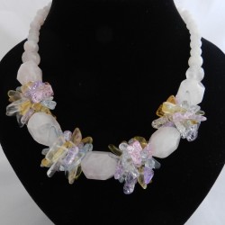 Гоёмсог талст, сүүн  цагаан өнгөтэй 6 талт  призм болон  дугуй хэлбэрээр засагдсан болор чулуун  зүүлт , ээмэгний хослол