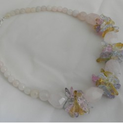 Гоёмсог талст, сүүн  цагаан өнгөтэй 6 талт  призм болон  дугуй хэлбэрээр засагдсан болор чулуун  зүүлт , ээмэгний хослол