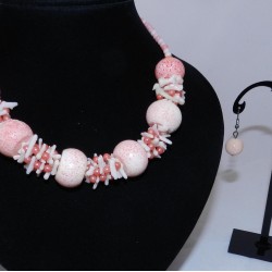 Гоёмсог, хоёр тал хавтгай, дугуй хэлбэрээр засагдсан шаргал улаан шүрэн  зүүлт  