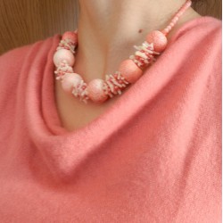 Гоёмсог, хоёр тал хавтгай, дугуй хэлбэрээр засагдсан шаргал улаан шүрэн  зүүлт  