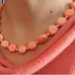 Хоёр тал хавтгай, дугуй  хэлбэрээр засагдсан,  шаргал улаан шүрэн  зүүлт  