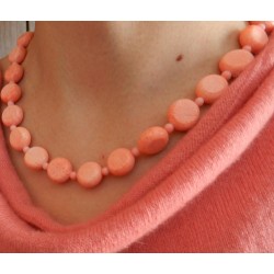 Хоёр тал хавтгай, дугуй  хэлбэрээр засагдсан,  шаргал улаан шүрэн  зүүлт  