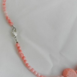 Хоёр тал хавтгай, дугуй  хэлбэрээр засагдсан,  шаргал улаан шүрэн  зүүлт  