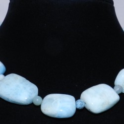 Хавтгай дөрвөлжин маягын хэлбэрээр засагдсан, цэнхэр өнгөтэй биндэръяа чулуун зүүлт, ээмэгний хослол .