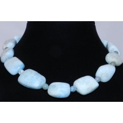 Хавтгай дөрвөлжин маягын хэлбэрээр засагдсан, цэнхэр өнгөтэй биндэръяа чулуун зүүлт, ээмэгний хослол .