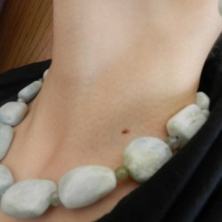 Хавтгай дөрвөлжин маягын хэлбэрээр засагдсан, цэнхэр өнгөтэй биндэръяа чулуун зүүлт, ээмэгний хослол .