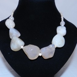 Тодорхойгүй хэлбэрээр засагдсан , цагаан, цайвар бор, саарал өнгүүдтэй мана чулуун зүүлт