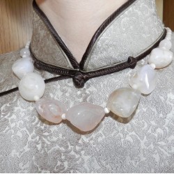 Тодорхойгүй хэлбэрээр засагдсан , цагаан, цайвар бор, саарал өнгүүдтэй мана чулуун зүүлт