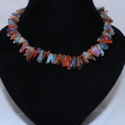 Хавтгай талст хэлбэртэй ,улаан цэнхэр шаргал бор хүрэн г.м олон өнгөтэй мана чулуун зүүлт, ээмэгний хослол.