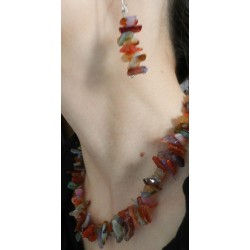 Хавтгай талст хэлбэртэй ,улаан цэнхэр шаргал бор хүрэн г.м олон өнгөтэй мана чулуун зүүлт, ээмэгний хослол.