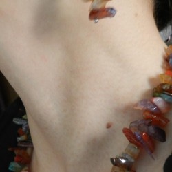 Хавтгай талст хэлбэртэй ,улаан цэнхэр шаргал бор хүрэн г.м олон өнгөтэй мана чулуун зүүлт, ээмэгний хослол.