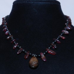 Хавтгай талст, усны дусал, бөмбөлөг хэлбэртэй хүрэн бор өнгөтэй анар, хар өнгөтэй обсидиан чулуун зүүлт