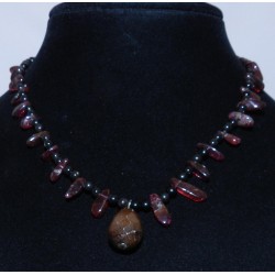 Хавтгай талст, усны дусал, бөмбөлөг хэлбэртэй хүрэн бор өнгөтэй анар, хар өнгөтэй обсидиан чулуун зүүлт