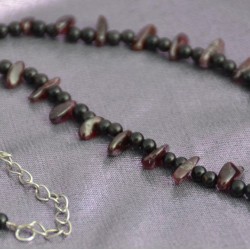 Хавтгай талст, усны дусал, бөмбөлөг хэлбэртэй хүрэн бор өнгөтэй анар, хар өнгөтэй обсидиан чулуун зүүлт