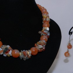 Олон өнгийн мана чулуун зүүлт, ээмэгний хослол.