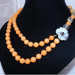 Бөмбөлөг хэлбэртэй  шаргал улаан авантюрин, цэцэг маягийн цайвар тана чулуунаас бүрдсэн зүүлт.   