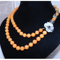 Бөмбөлөг хэлбэртэй  шаргал улаан авантюрин, цэцэг маягийн цайвар тана чулуунаас бүрдсэн зүүлт.   