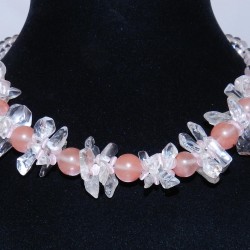 Гоёмсог, загварлаг хавтгай талст, призмлэг, бөмбөлөг маягаар засагдсан тунгалаг өнгөтэй болор чулуун зүүлт.