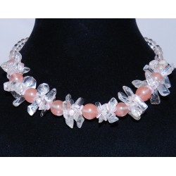 Гоёмсог, загварлаг хавтгай талст, призмлэг, бөмбөлөг маягаар засагдсан тунгалаг өнгөтэй болор чулуун зүүлт.