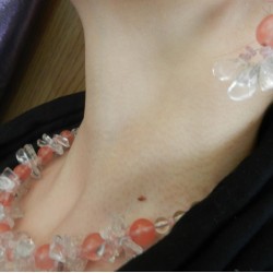 Гоёмсог, загварлаг хавтгай талст, призмлэг, бөмбөлөг маягаар засагдсан тунгалаг өнгөтэй болор чулуун зүүлт.