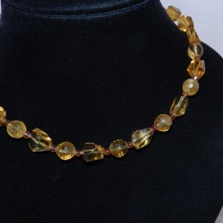 Бөмбөмлөг, олон талст хэлбэртэй  шар болор, кальцит чулуунуудаас бүрдэж хийгдсэн зүүлт