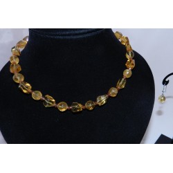 Бөмбөмлөг, олон талст хэлбэртэй  шар болор, кальцит чулуунуудаас бүрдэж хийгдсэн зүүлт