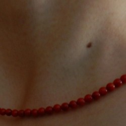 Бөмбөлөг хэлбэртэй засагдсан улаан хүрэн шүрэн зүүлт.