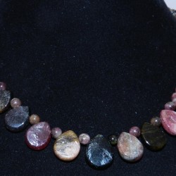 Олон өнгийн, бөмбөлөг болон хоёр тал хавтгай, дусал хэлбэртэй турмалин чулуун зүүлт.