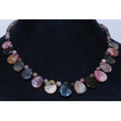 Олон өнгийн, бөмбөлөг болон хоёр тал хавтгай, дусал хэлбэртэй турмалин чулуун зүүлт.