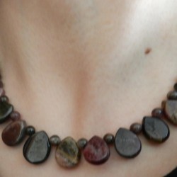 Олон өнгийн, бөмбөлөг болон хоёр тал хавтгай, дусал хэлбэртэй турмалин чулуун зүүлт.