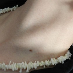  Хавтгай талст хэлбэртэй, цагаан  шүрэн зүүлт .