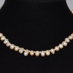 Зууван дугуй хэлбэр, цагаан шаргал өнгөтэй сувдан зүүлт.