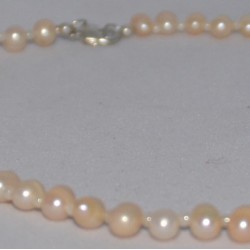 Зууван дугуй хэлбэр, цагаан шаргал өнгөтэй сувдан зүүлт.