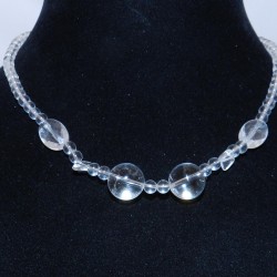 Бөмбөлөг,зууван, ромбо хэлбэрүүдтэй тунгалаг өнгийн болор чулуун зүүлт