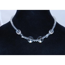 Бөмбөлөг,зууван, ромбо хэлбэрүүдтэй тунгалаг өнгийн болор чулуун зүүлт