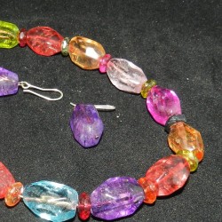 Олон өнгийн, хоёр тал хавтгай, дугуй болон призмлэг хэлбэртэй болор чулуун зүүлт.