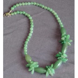 Гоёмсог,  хавтгай болон дугуй зууван, бөмбөлөг маягаар засагдсан ногоон өнгөтэй хаш чулуун зүүлт.