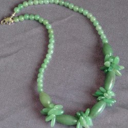 Гоёмсог,  хавтгай болон дугуй зууван, бөмбөлөг маягаар засагдсан ногоон өнгөтэй хаш чулуун зүүлт.