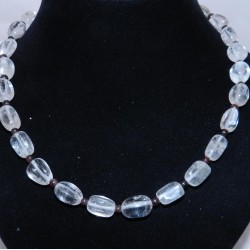 Эльпис маягаар засаж хийгдсэн уулын болор чулуун зүүлт. 