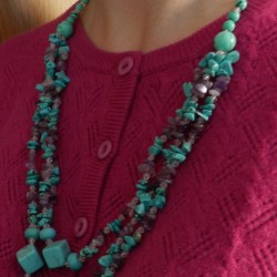 Шоо дөрвөлжин, хоёр тал хавтгай дугуй, бөмбөлөг, талст хэлбэрүүдтэй оюу, ягаан болороос бүрдсэн хоёр унжлагат загварын зүүлт. 