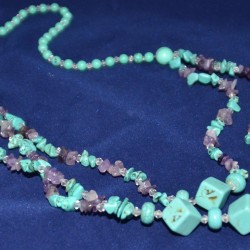 Шоо дөрвөлжин, хоёр тал хавтгай дугуй, бөмбөлөг, талст хэлбэрүүдтэй оюу, ягаан болороос бүрдсэн хоёр унжлагат загварын зүүлт. 