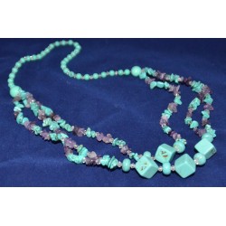 Шоо дөрвөлжин, хоёр тал хавтгай дугуй, бөмбөлөг, талст хэлбэрүүдтэй оюу, ягаан болороос бүрдсэн хоёр унжлагат загварын зүүлт. 