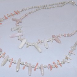 Хавтгай талст хэлбэрээр засагдсан улаавтар шүр, ягаан цайвар өнгөтэй мана чулуунаас бүрдсэн хоёр унжлагат загварын зүүлт. 