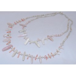 Хавтгай талст хэлбэрээр засагдсан улаавтар шүр, ягаан цайвар өнгөтэй мана чулуунаас бүрдсэн хоёр унжлагат загварын зүүлт. 