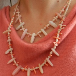 Хавтгай талст хэлбэрээр засагдсан улаавтар шүр, ягаан цайвар өнгөтэй мана чулуунаас бүрдсэн хоёр унжлагат загварын зүүлт. 