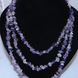  Дөрвөлжин маягийн  талстуудаас бүрдсэн  нил ягаан болор чулуун зүүлт.