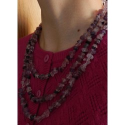  Дөрвөлжин маягийн  талстуудаас бүрдсэн  нил ягаан болор чулуун зүүлт.